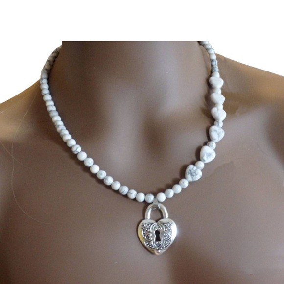 White Howlite Hearts Necklace 3030 - Picture 3 of 3